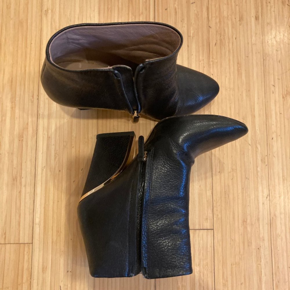 Black Leather Zip Up Ankle Style With Gold Trim "Beckie Bootie" ~ Chloe sz 38 - Picture 3 of 12